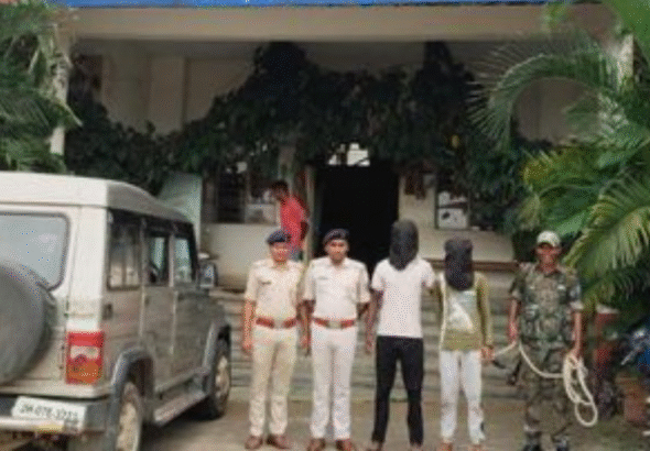 गुमला में ₹66 लाख की अवैध अंग्रेजी शराब जब्त, दो गिरफ्तार