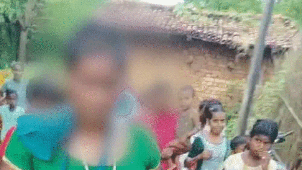 गिरिडीह में एक महिला को चोरी के आरोप में चप्पल का माला पहनाकर घुमाया