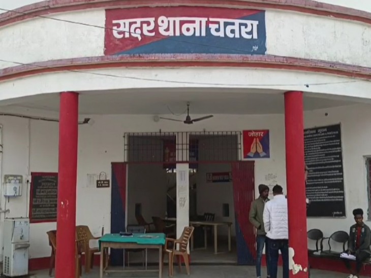 चतरा पुलिस ने AK- 47 के साथ दो लोगों को गिरफ्तार किया