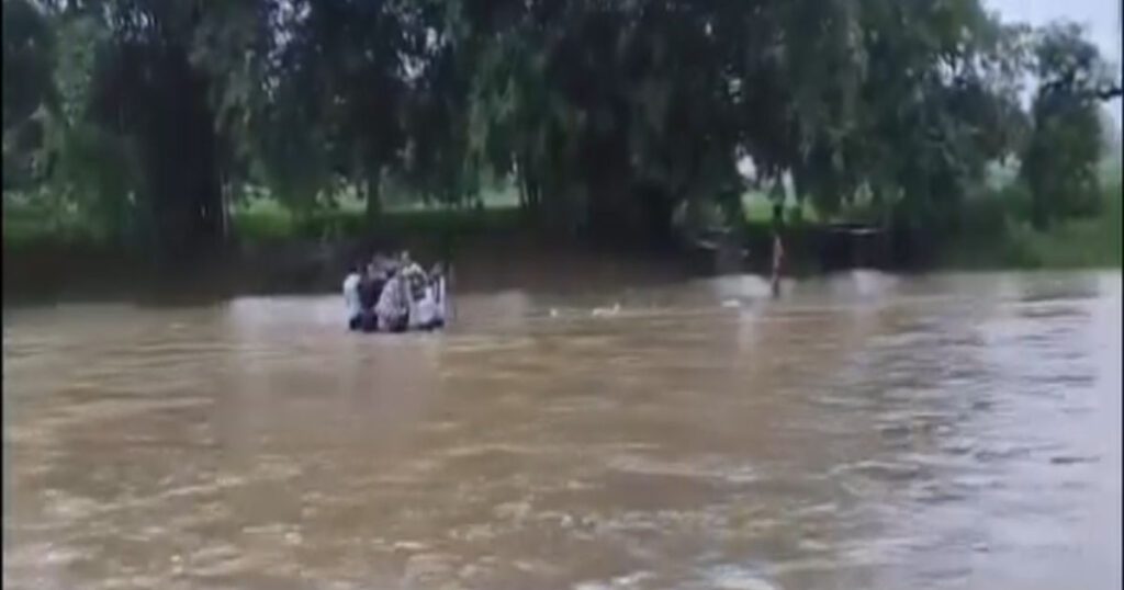 व्यवस्था की चौंकाने वाली हकीकत: खाट पर जान जोखिम में डालकर नदी पार कराई गई गर्भवती महिला 2025